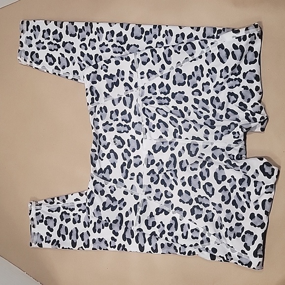 Betsey Johnson Cropped Yoga Pants, Snow Leopard Print, size XS. Gently Used Cond - Picture 2 of 8